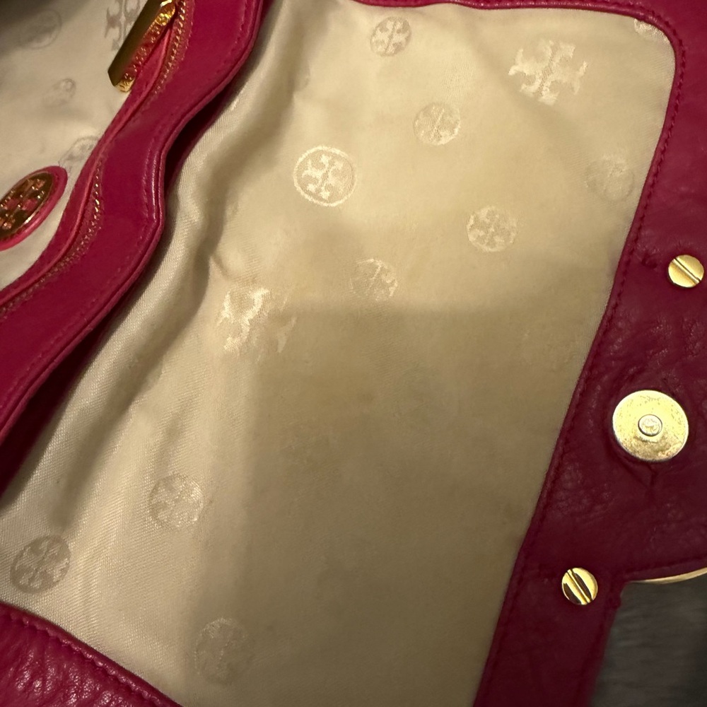 Tory Burch Amanda Pebbled Leather Crossbody in Berry Pink with Gold Hardware - Picture 8 of 11